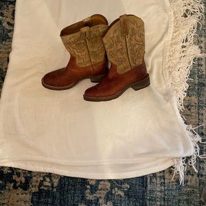 Ariat size 10 EE